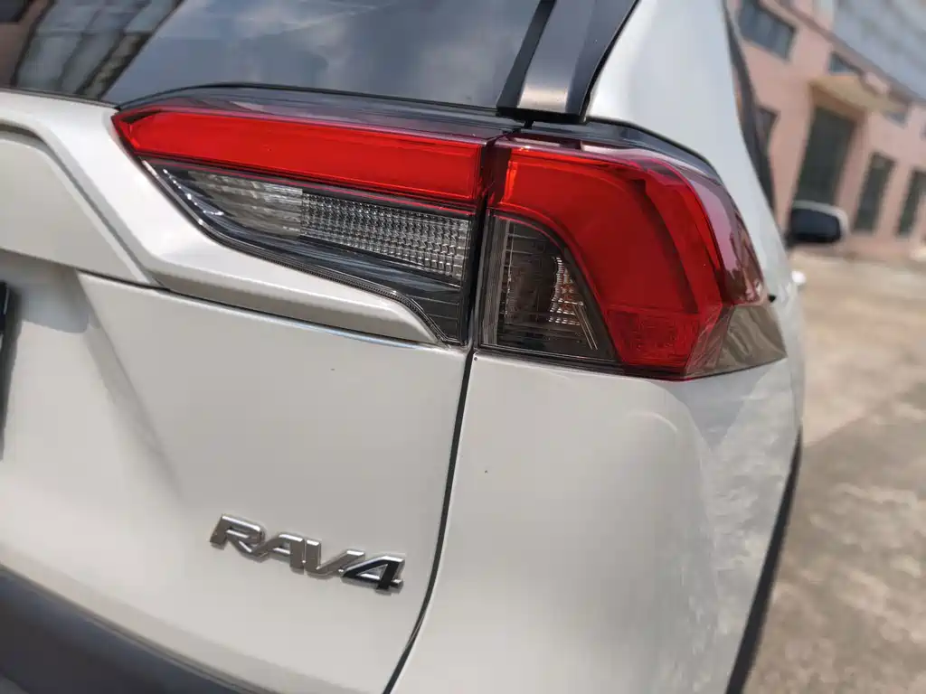 Toyota RAV4 — миниатюра 18