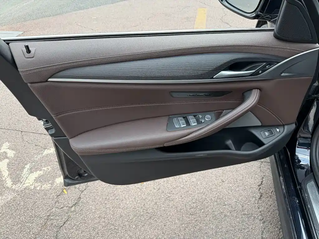 BMW 5 Series New Energy — миниатюра 6