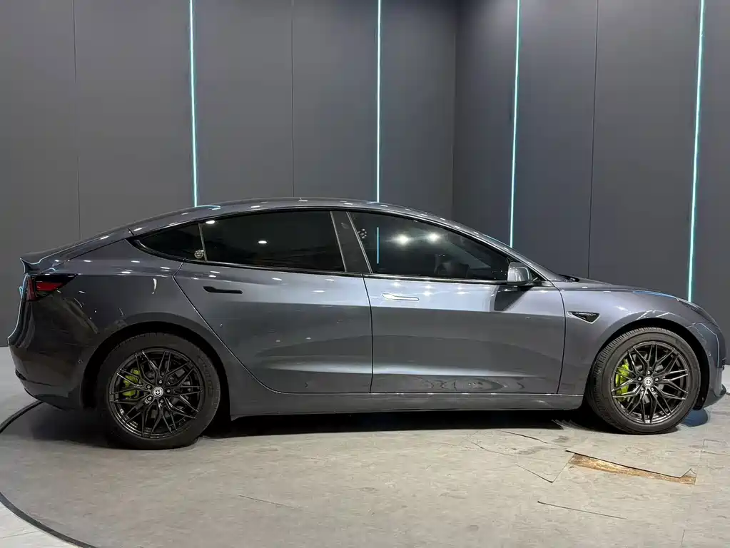 Tesla Model 3 — миниатюра 4
