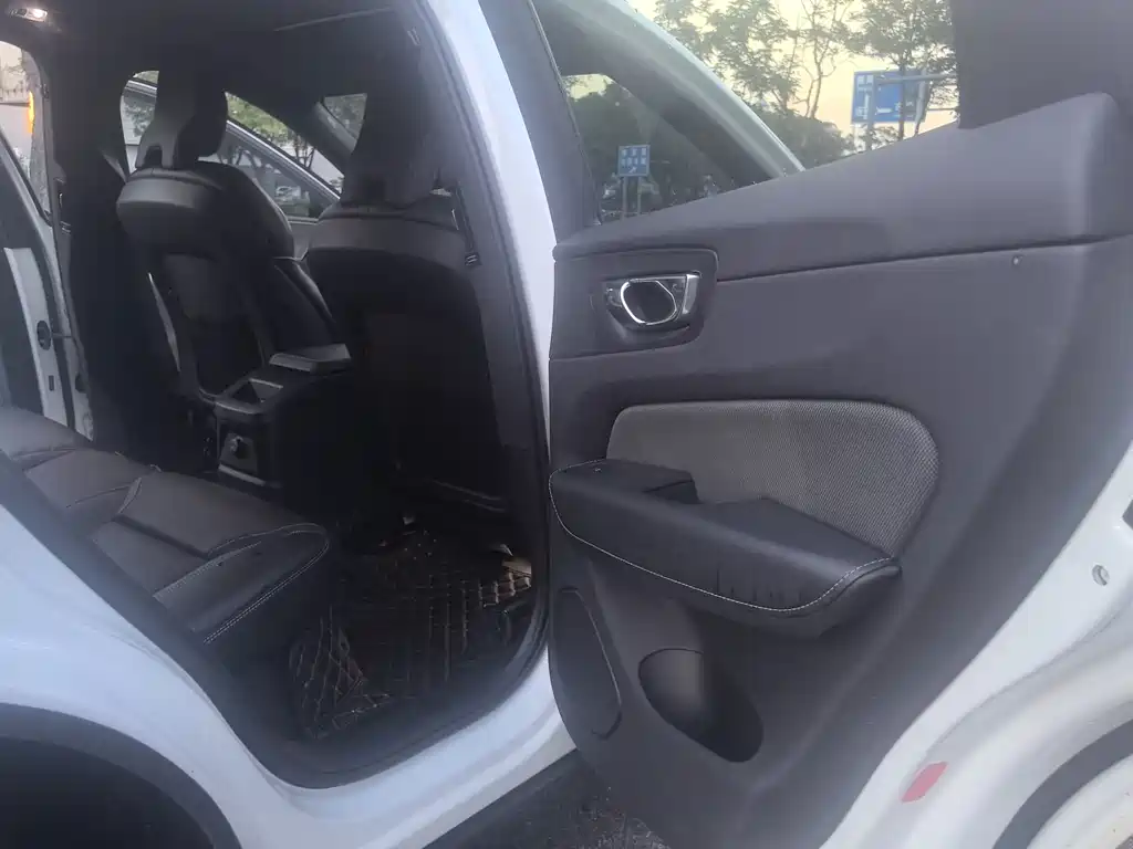Volvo XC60 PHEV — миниатюра 22