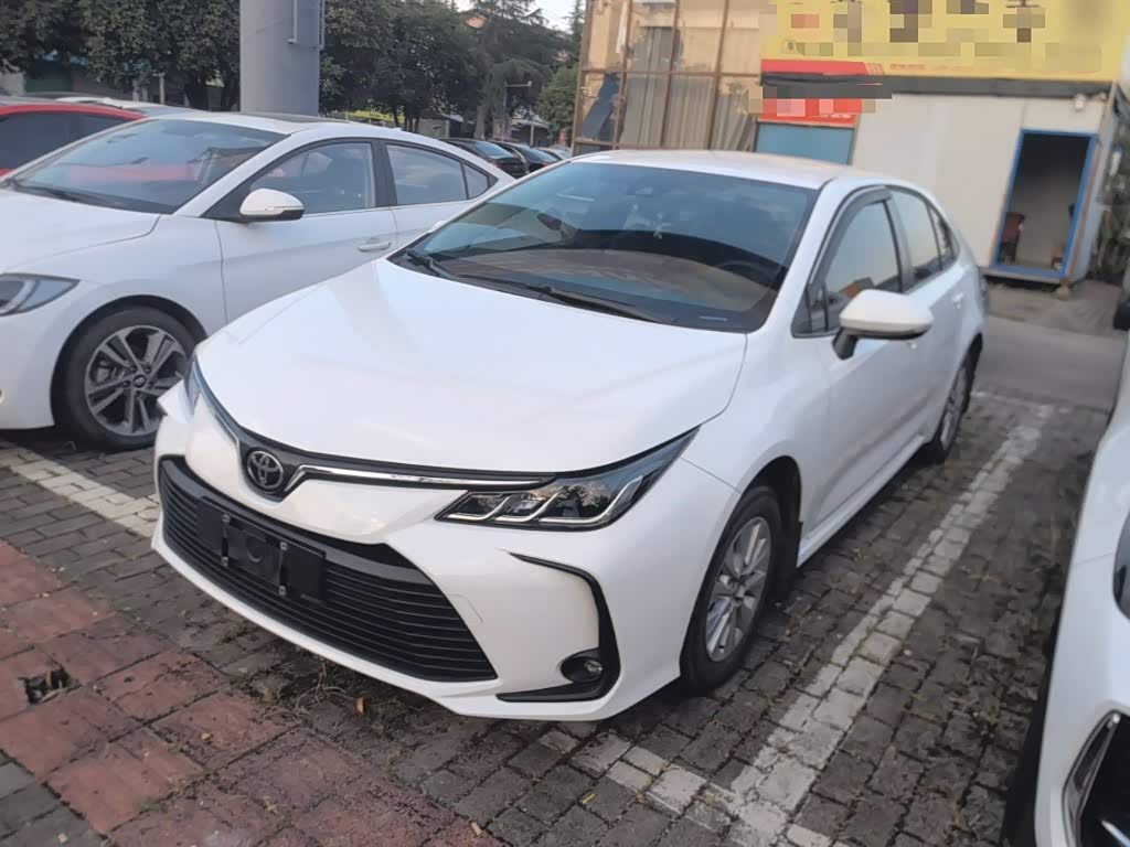 Toyota Corolla 1.2 л 2023 г. Белый, пробег 42800 км