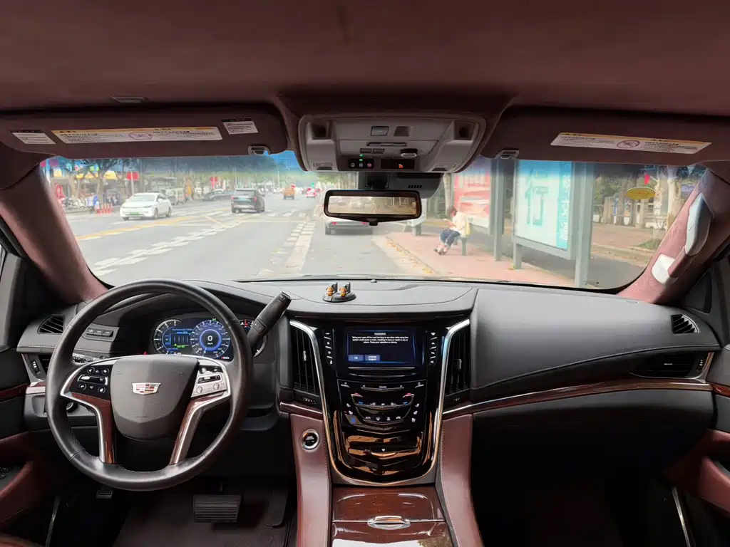 Cadillac Escalade — миниатюра 8