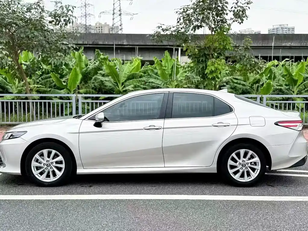 Toyota Camry — миниатюра 2