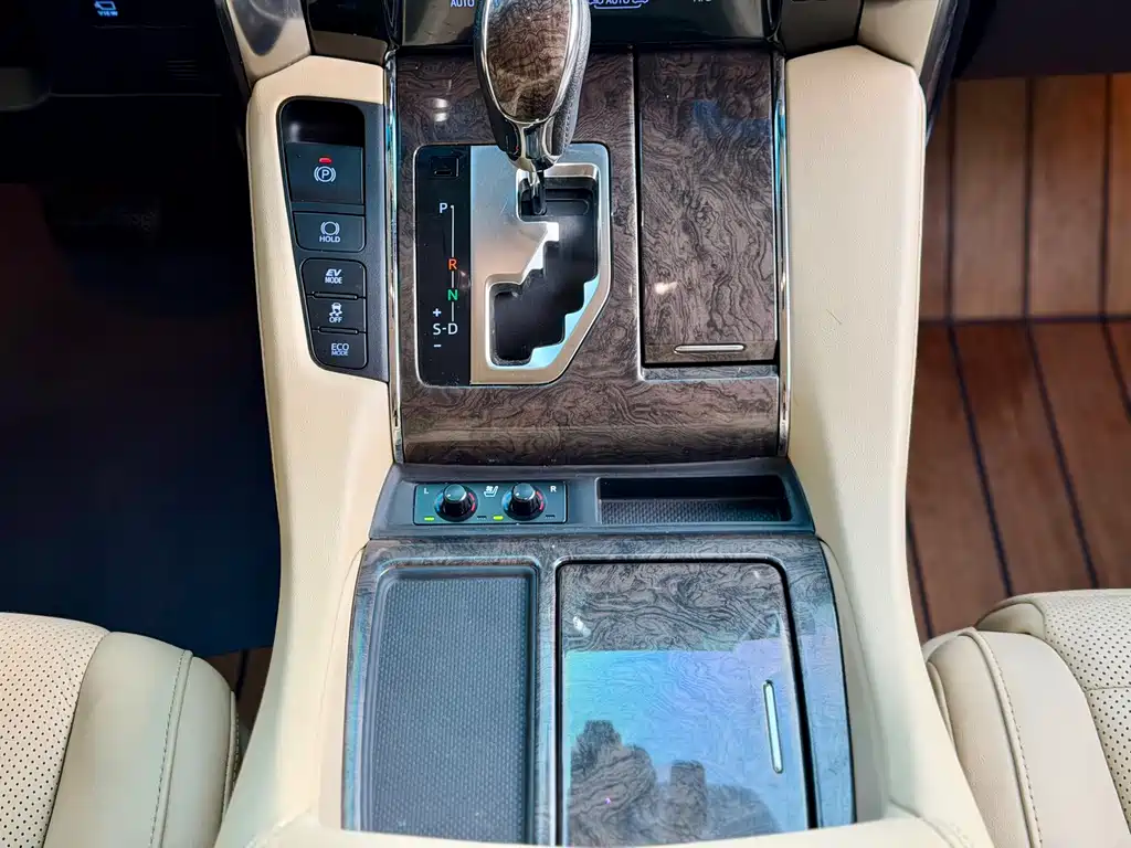 Toyota Alphard — миниатюра 21