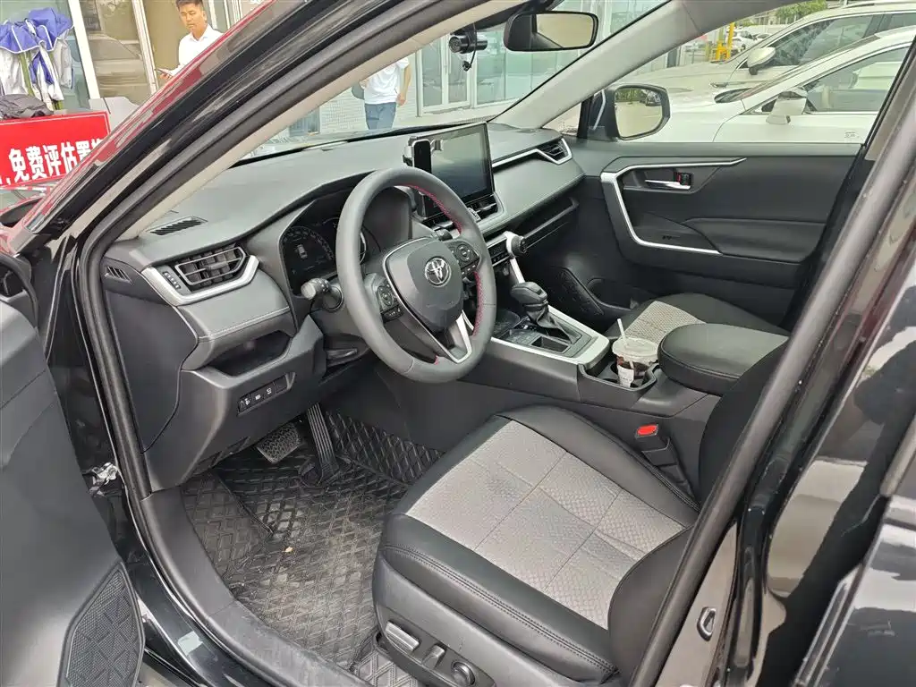Toyota RAV4 — миниатюра 7