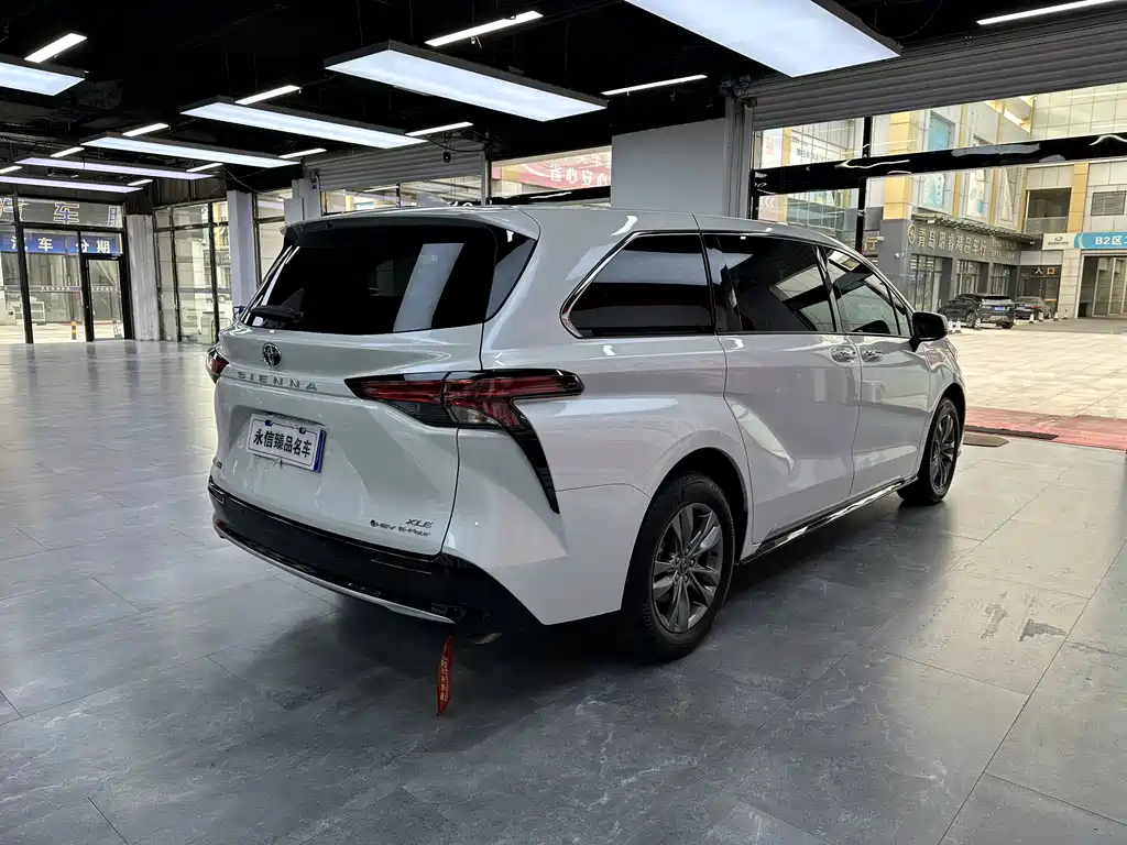 Toyota Sienna — миниатюра 4