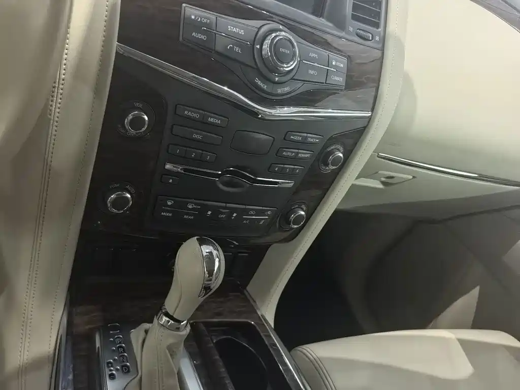 Nissan Patrol — миниатюра 5