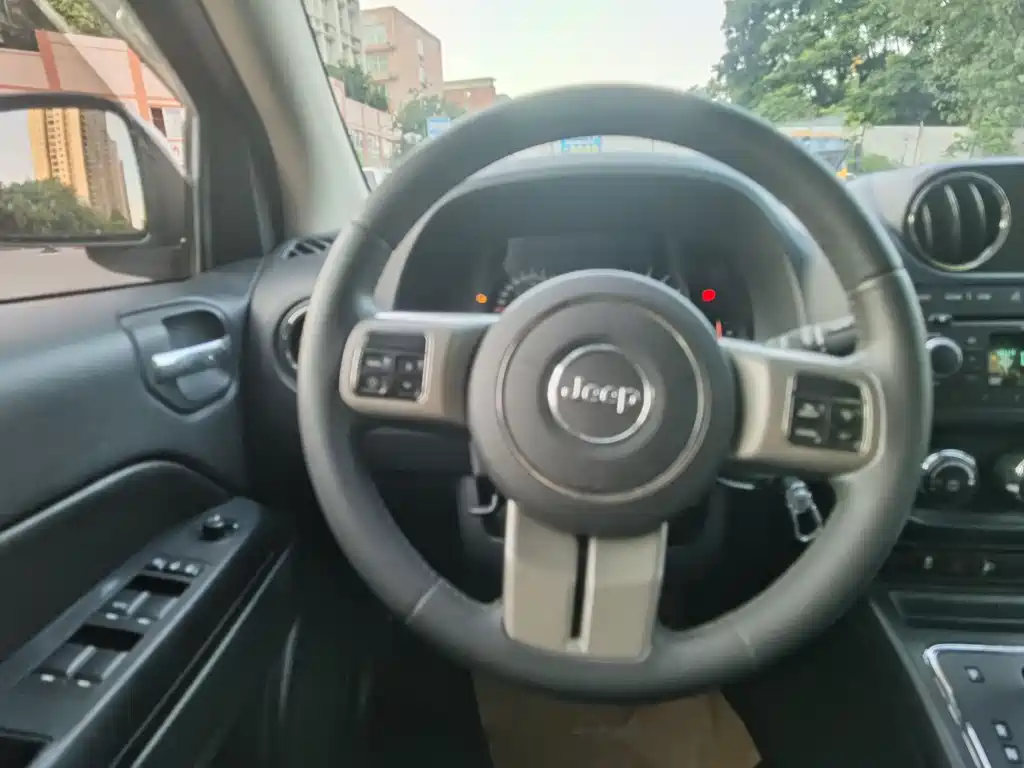Jeep Compass (Import) 2.4L 4WD Luxury Edition, фото 15
