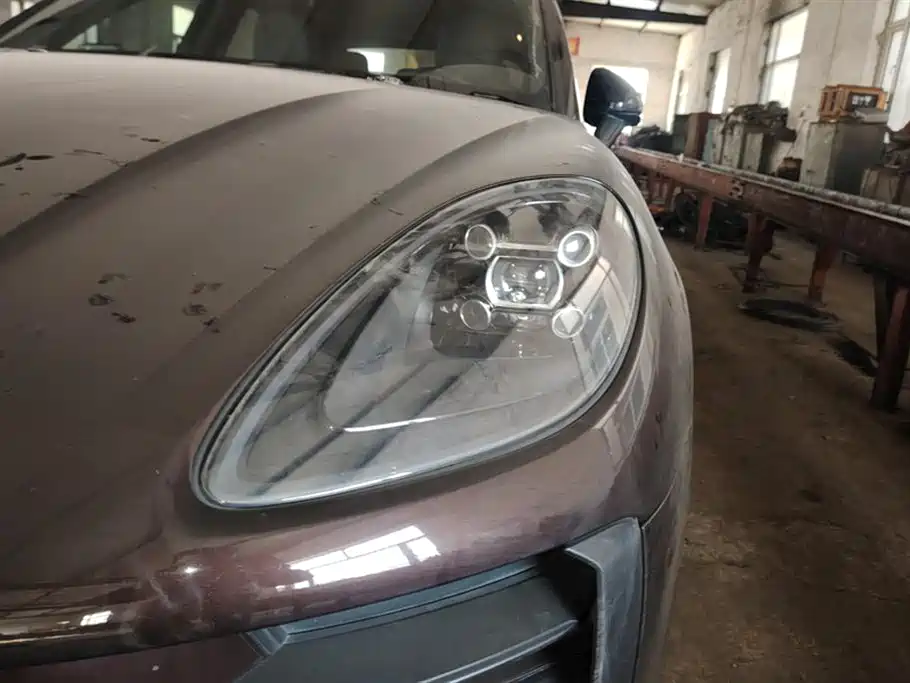 PORSCHE MACAN