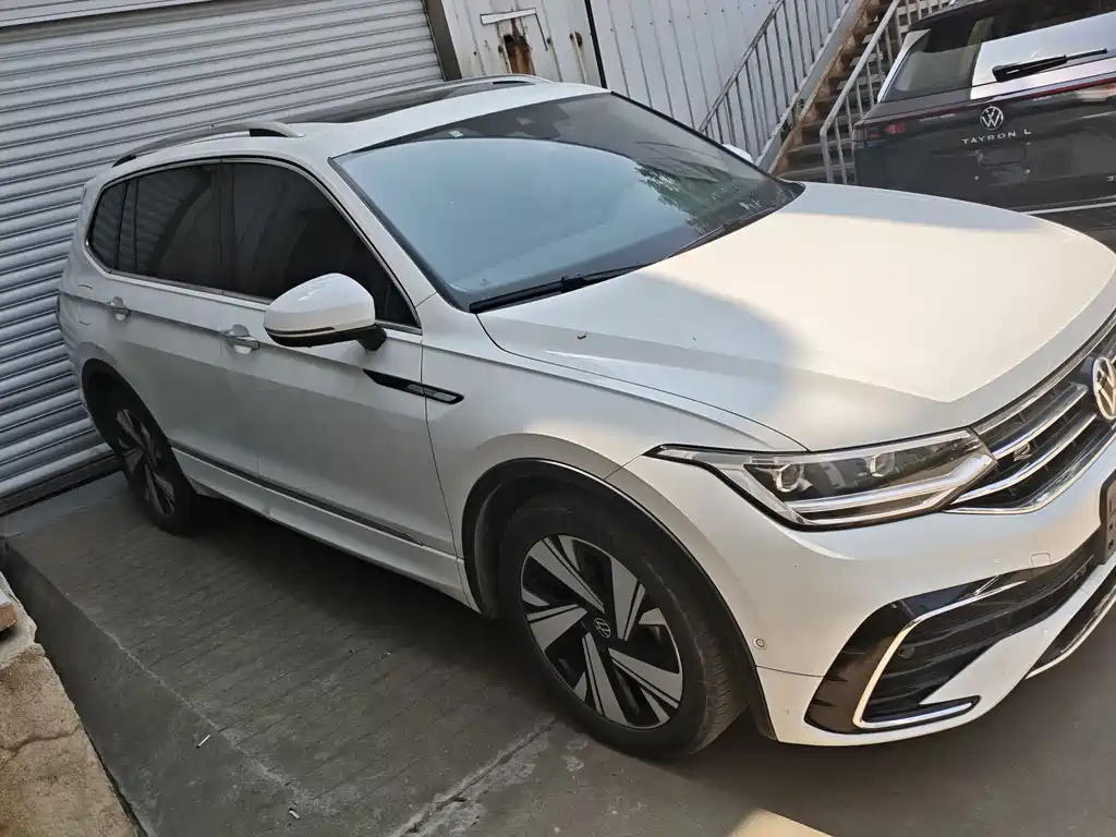 Volkswagen Tiguan L L 2023 380TSI AT R-Line 7 мест