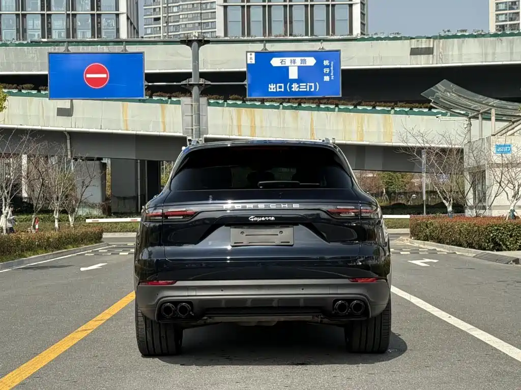 Porsche Cayenne — миниатюра 7