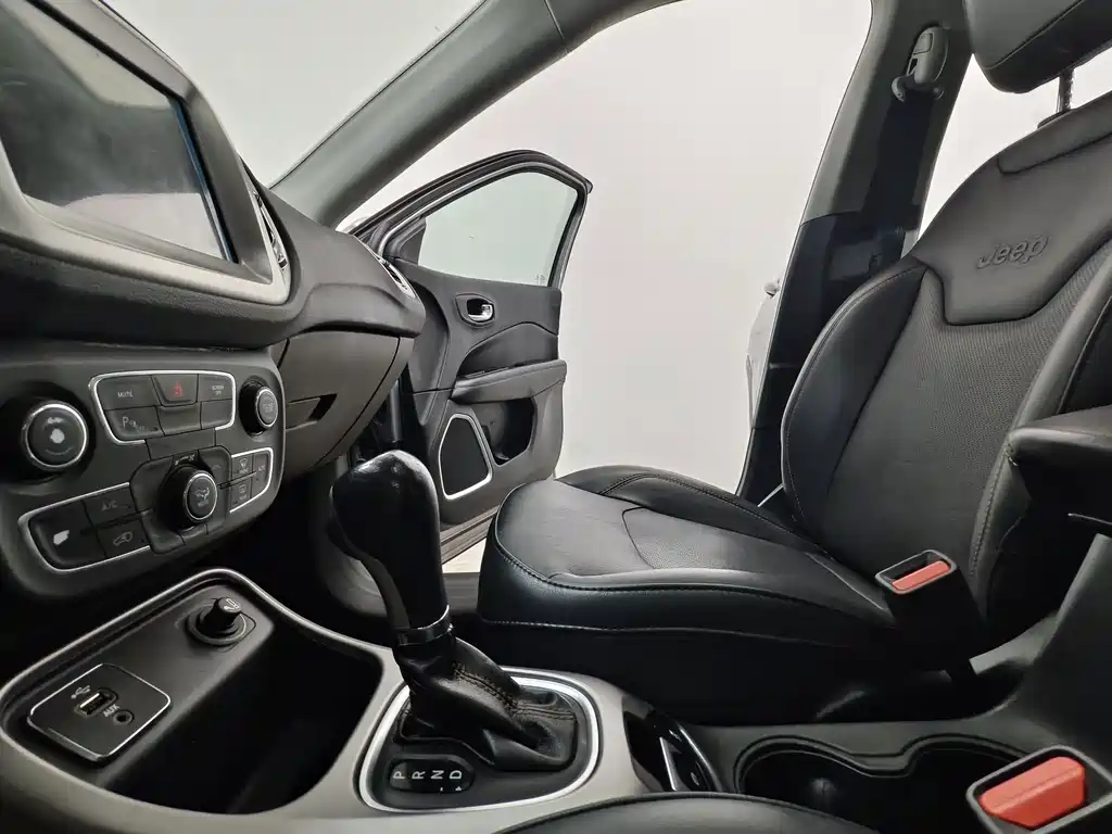 Jeep Compass — миниатюра 12