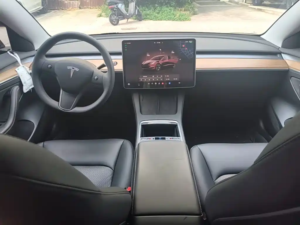 Tesla Model 3 — миниатюра 10