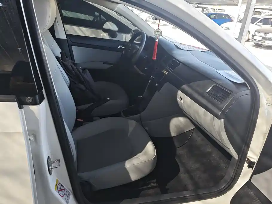 Skoda Rapid — миниатюра 8