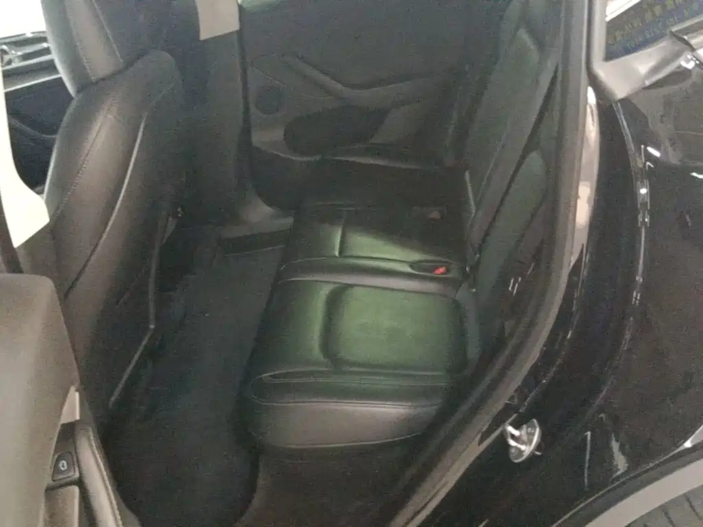 Tesla Model Y — миниатюра 17