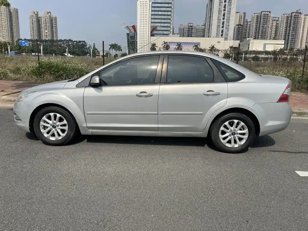 Ford Focus 2013 1.8L AT