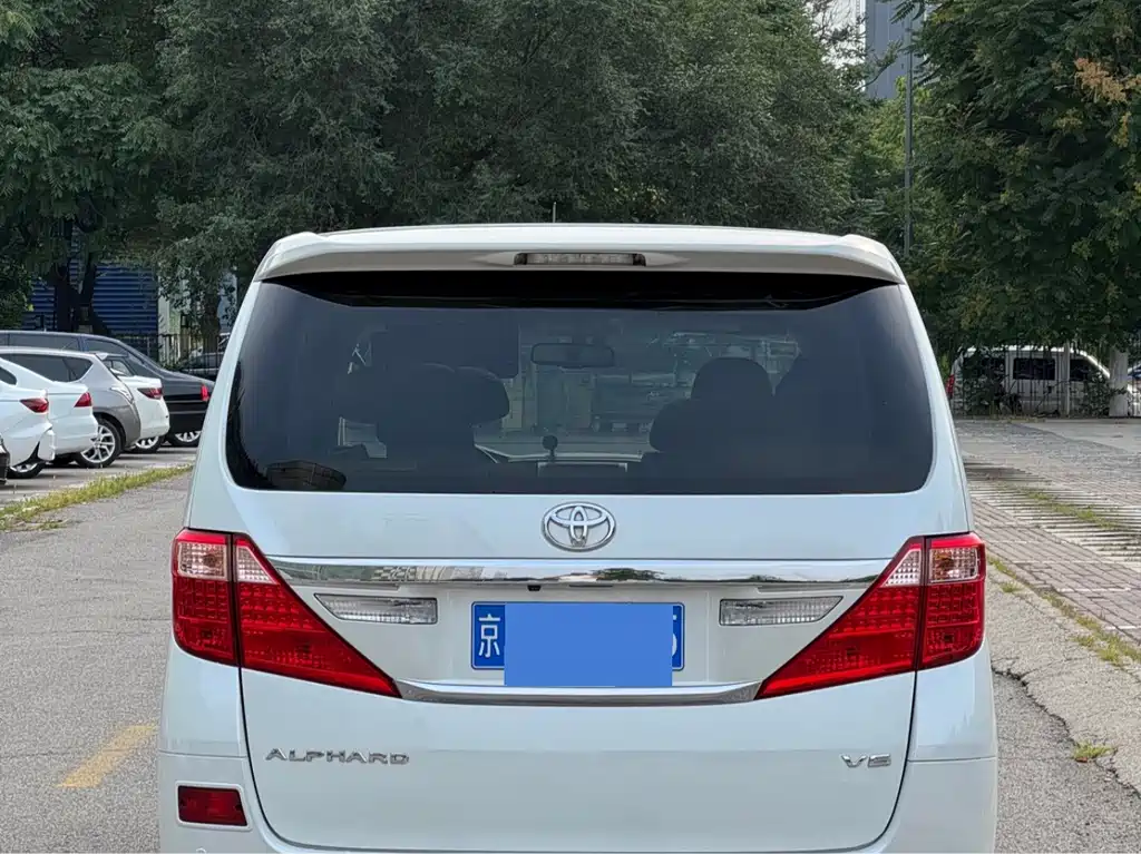 Toyota Alphard — миниатюра 7