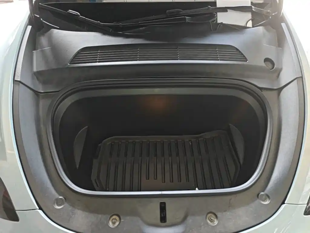 Tesla Model Y — миниатюра 25