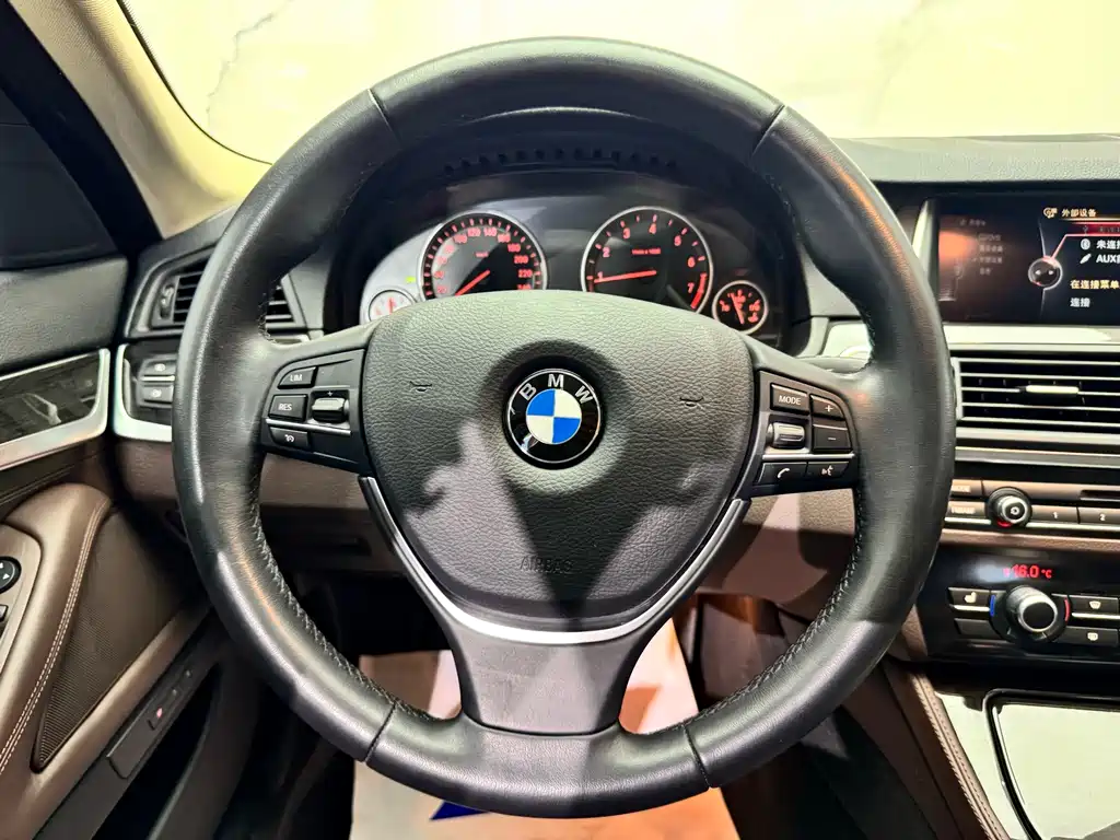 BMW 5 Series — миниатюра 10