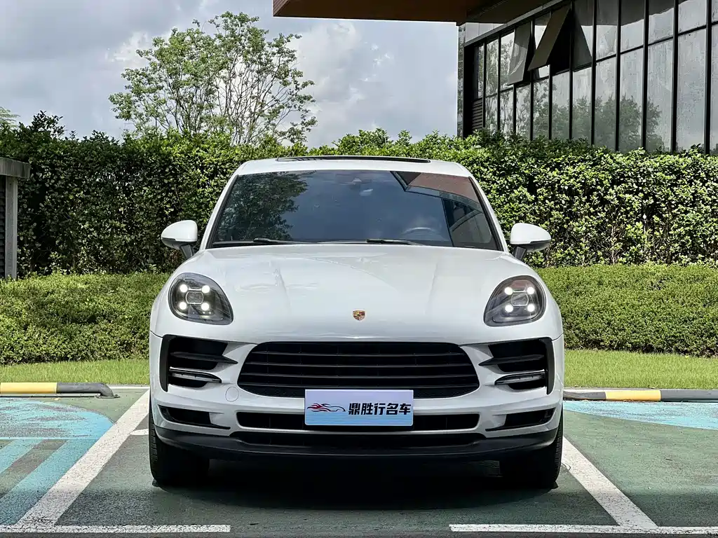 PORSCHE MACAN