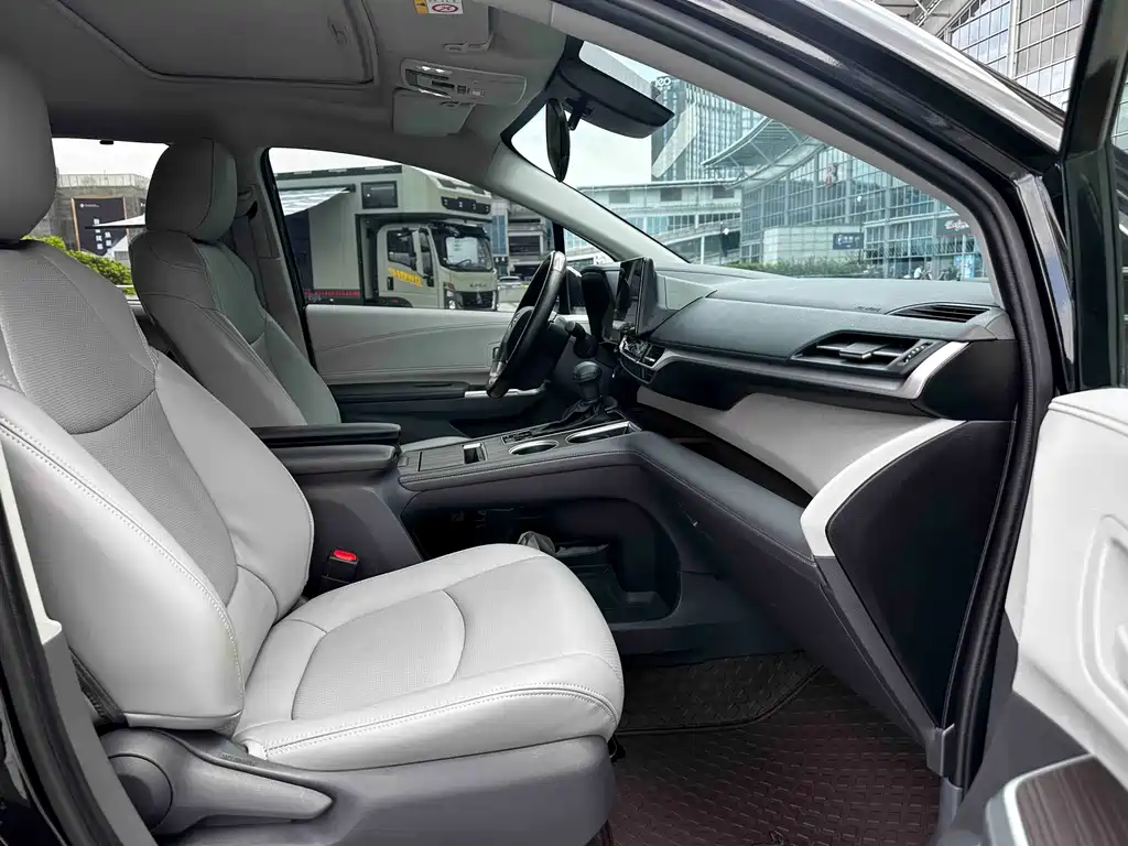 Toyota Sienna — миниатюра 12