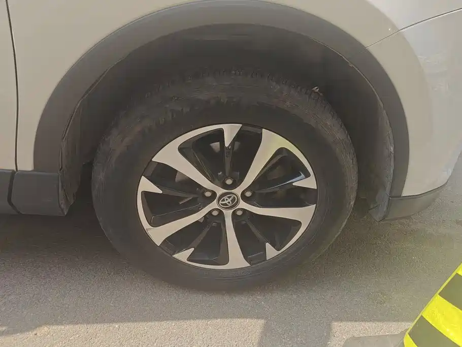 Toyota RAV4 — миниатюра 6