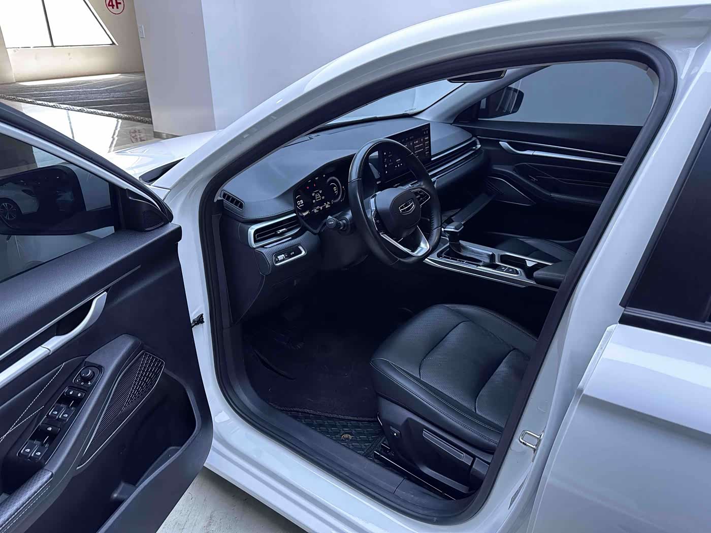 Geely Emgrand 1.5 л 2023 г. Белый, пробег 38000 км
