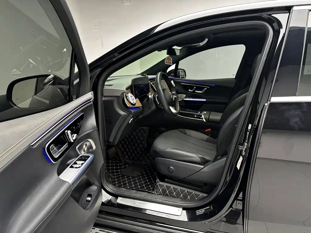Mercedes-Benz EQE SUV — миниатюра 9