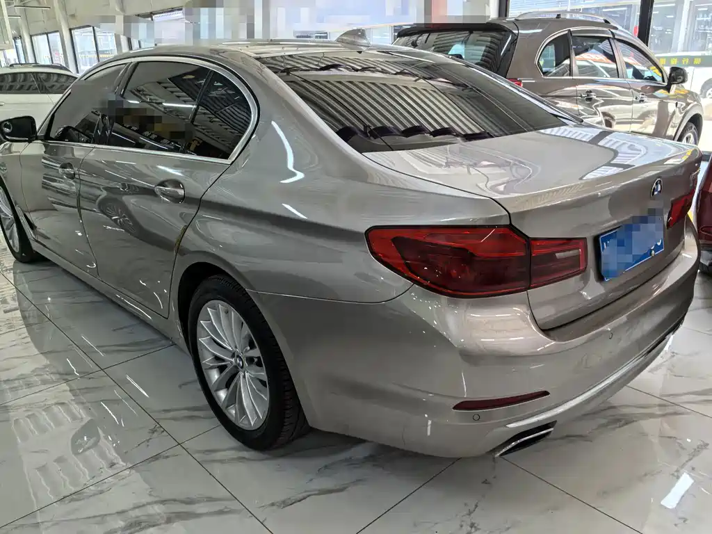 BMW 5 Series — миниатюра 4