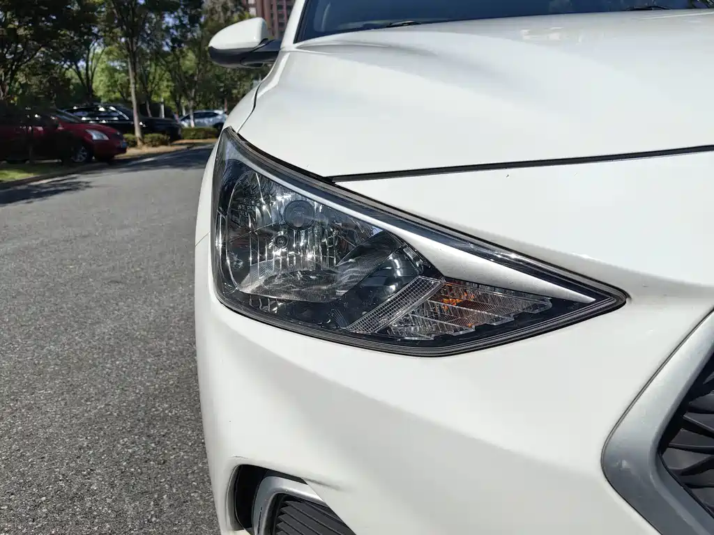 Hyundai Elantra — миниатюра 15