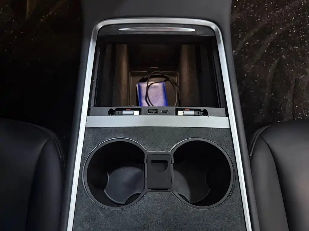 Tesla Model Y — миниатюра 6