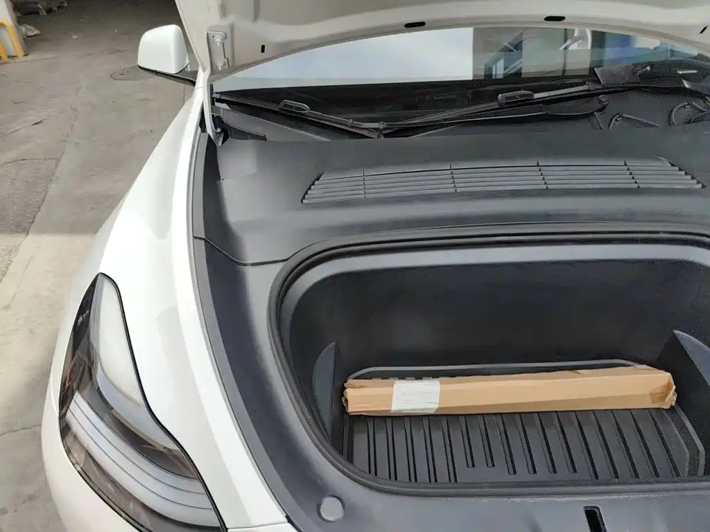 Tesla Model Y — миниатюра 21