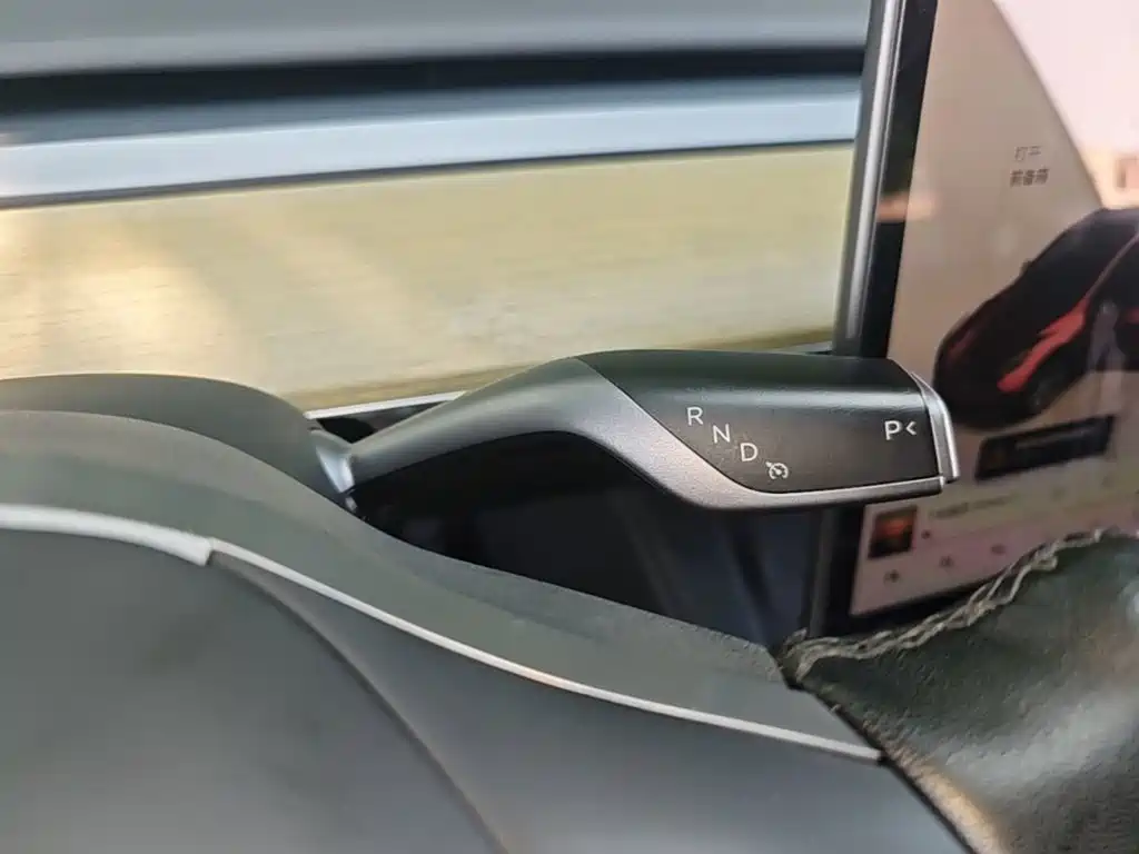 Tesla Model Y — миниатюра 14