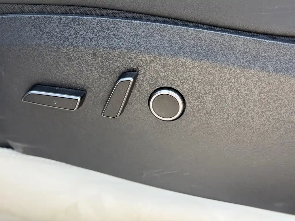 Tesla Model Y — миниатюра 32