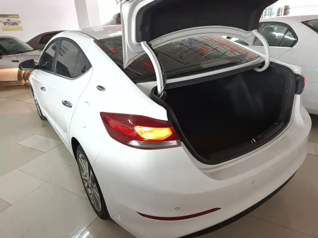 Hyundai Elantra — миниатюра 5