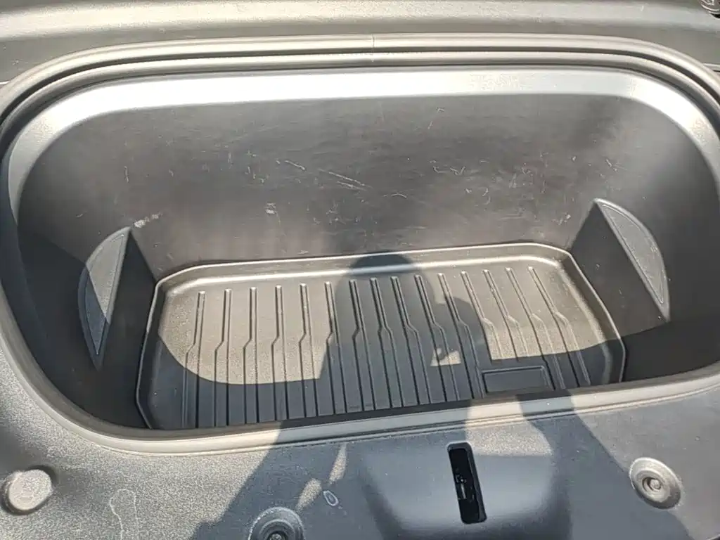Tesla Model Y — миниатюра 20