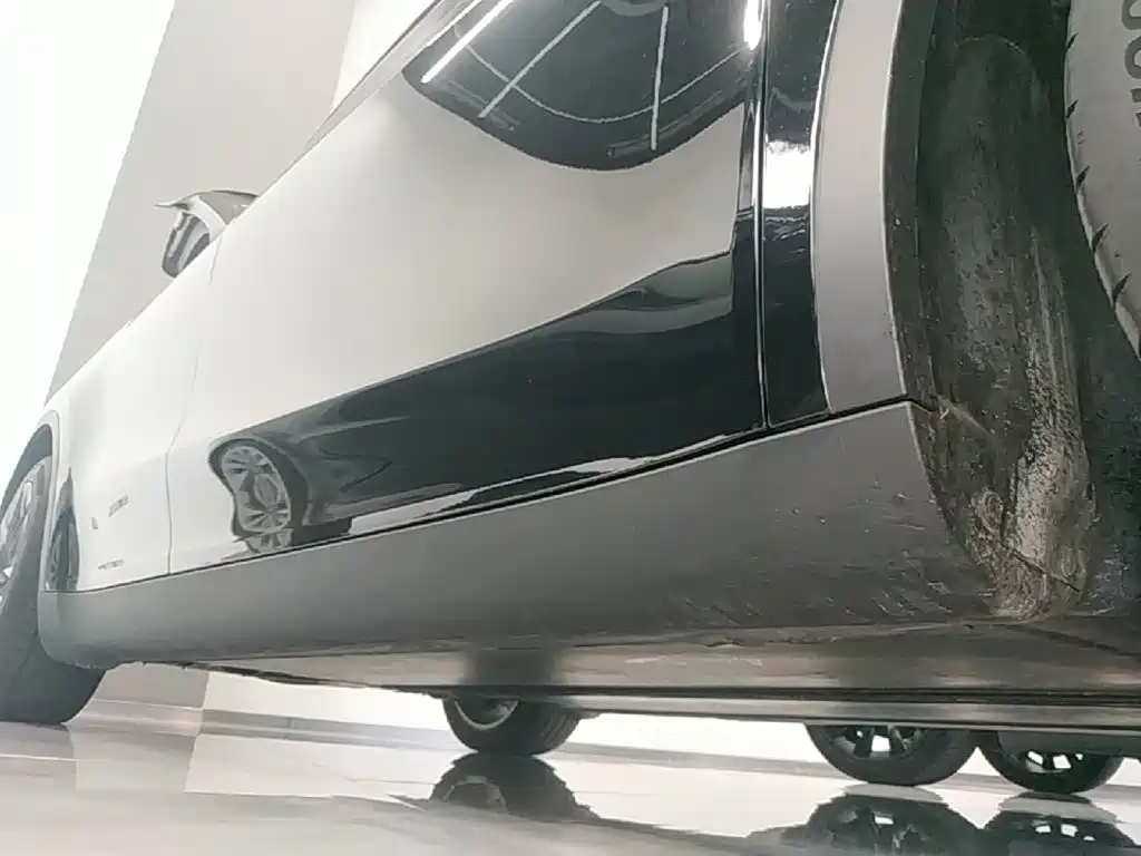 Tesla Model Y — миниатюра 21