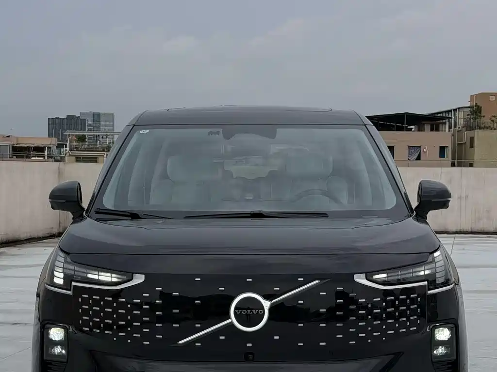 Volvo EM90 2025 Ultra мест