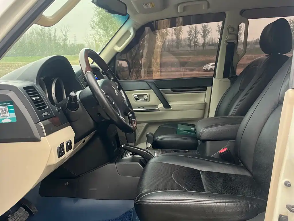 Mitsubishi Pajero (Import) — миниатюра 7