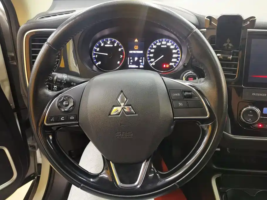 Mitsubishi Outlander — миниатюра 15