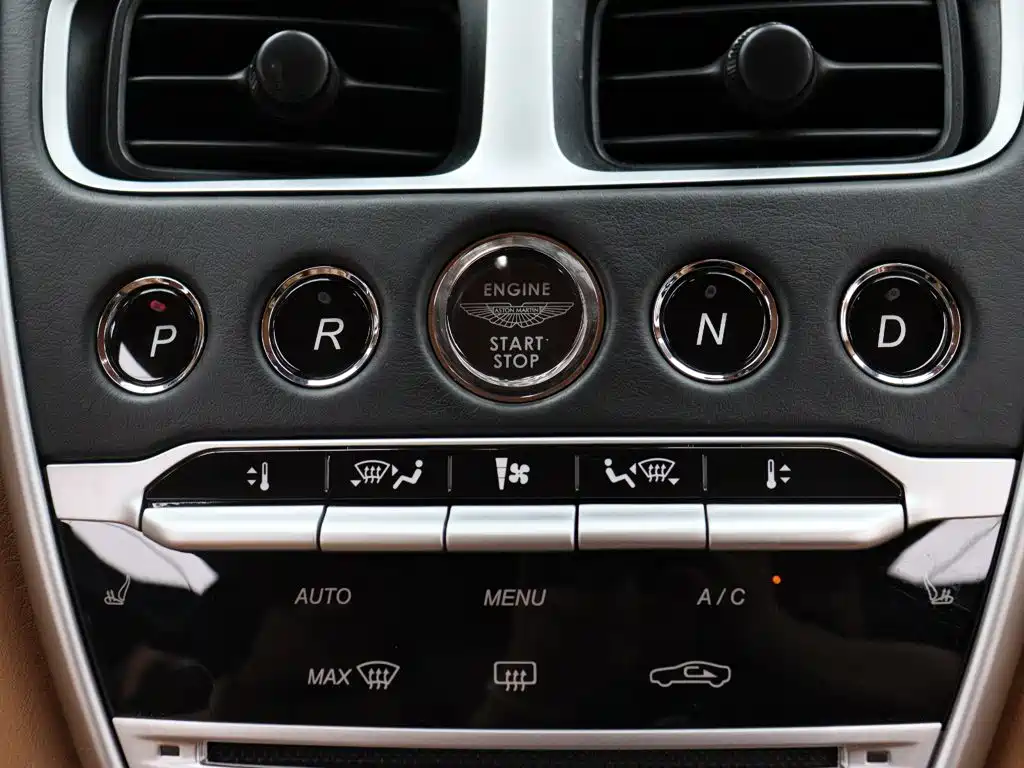 Aston Martin DB11 — миниатюра 18
