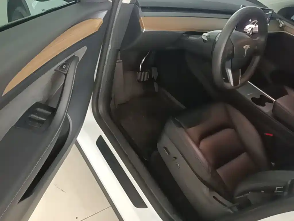 Tesla Model Y — миниатюра 16