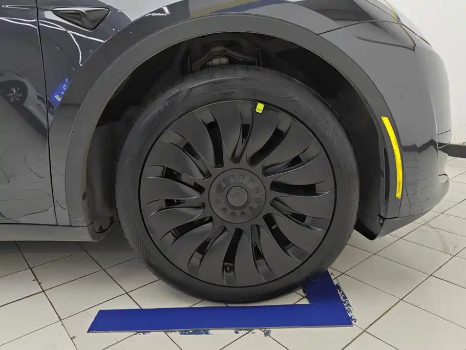 Tesla Model Y — миниатюра 6