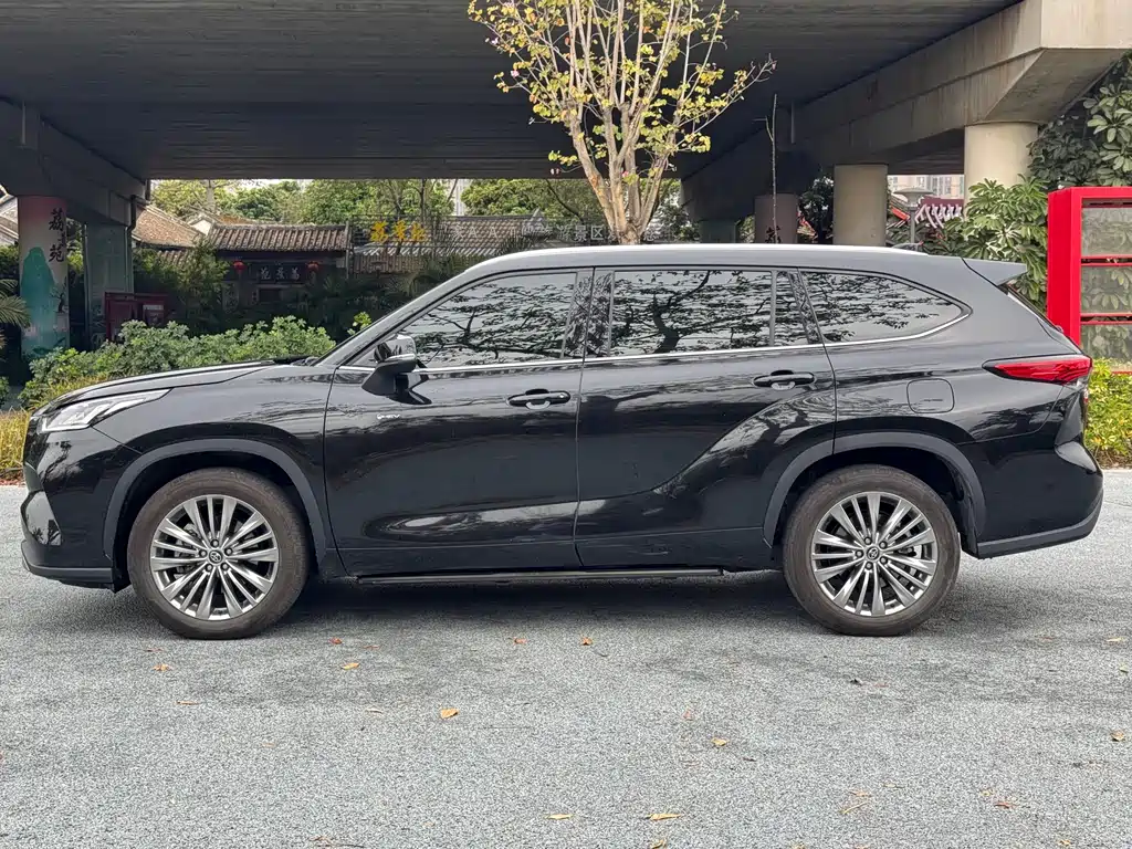 Toyota Highlander 2024 2.5L Luxury 7 мест