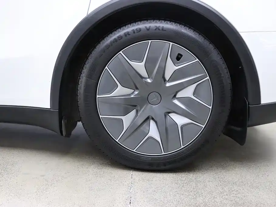 Tesla Model Y L — миниатюра 30