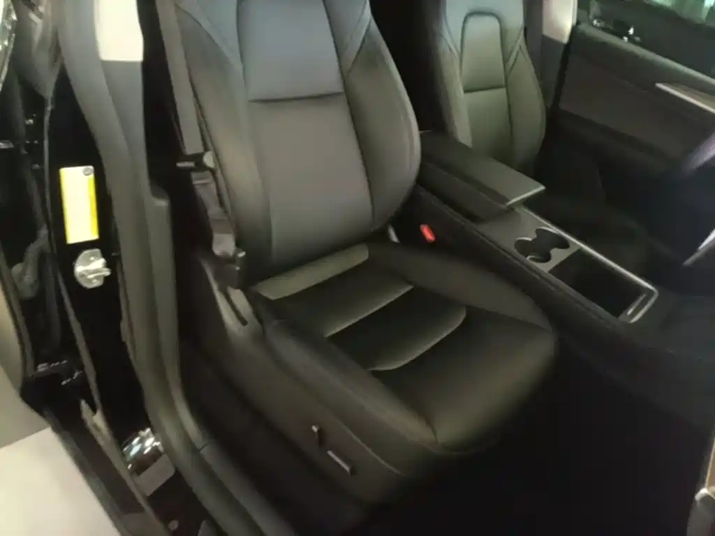 Tesla Model Y — миниатюра 25