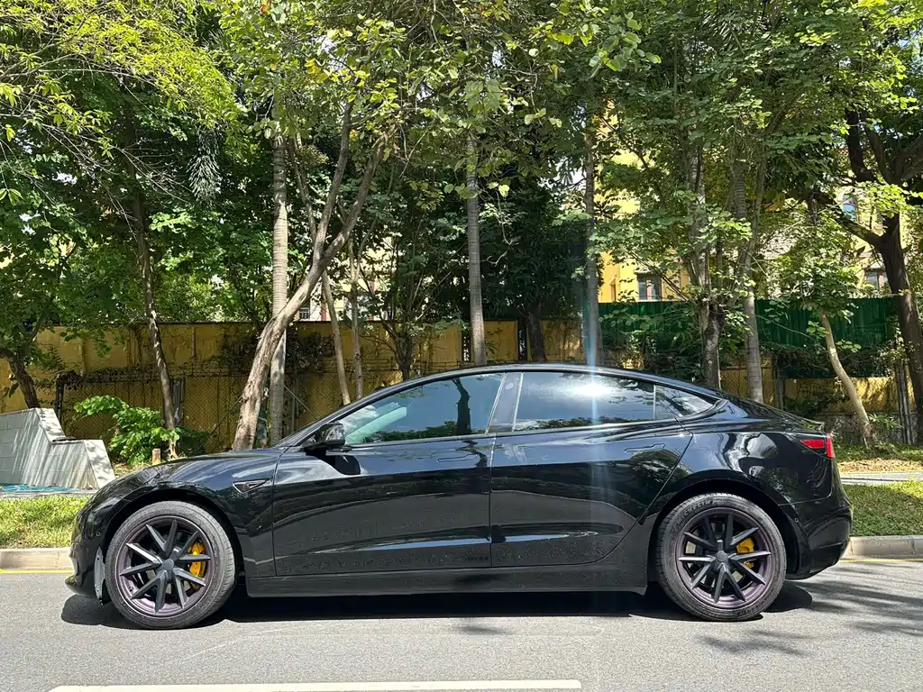 Tesla Model 3 — миниатюра 2