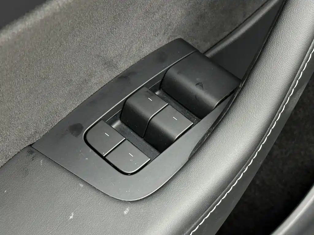 Tesla Model Y — миниатюра 13