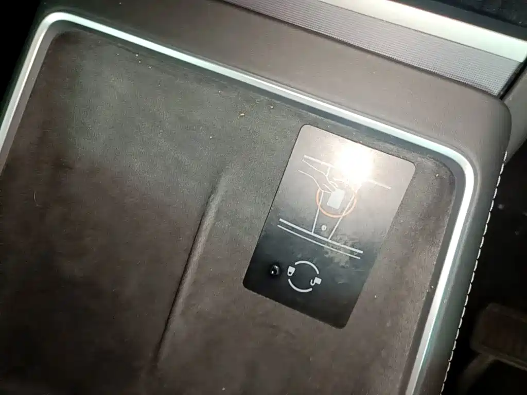 Tesla Model Y — миниатюра 9