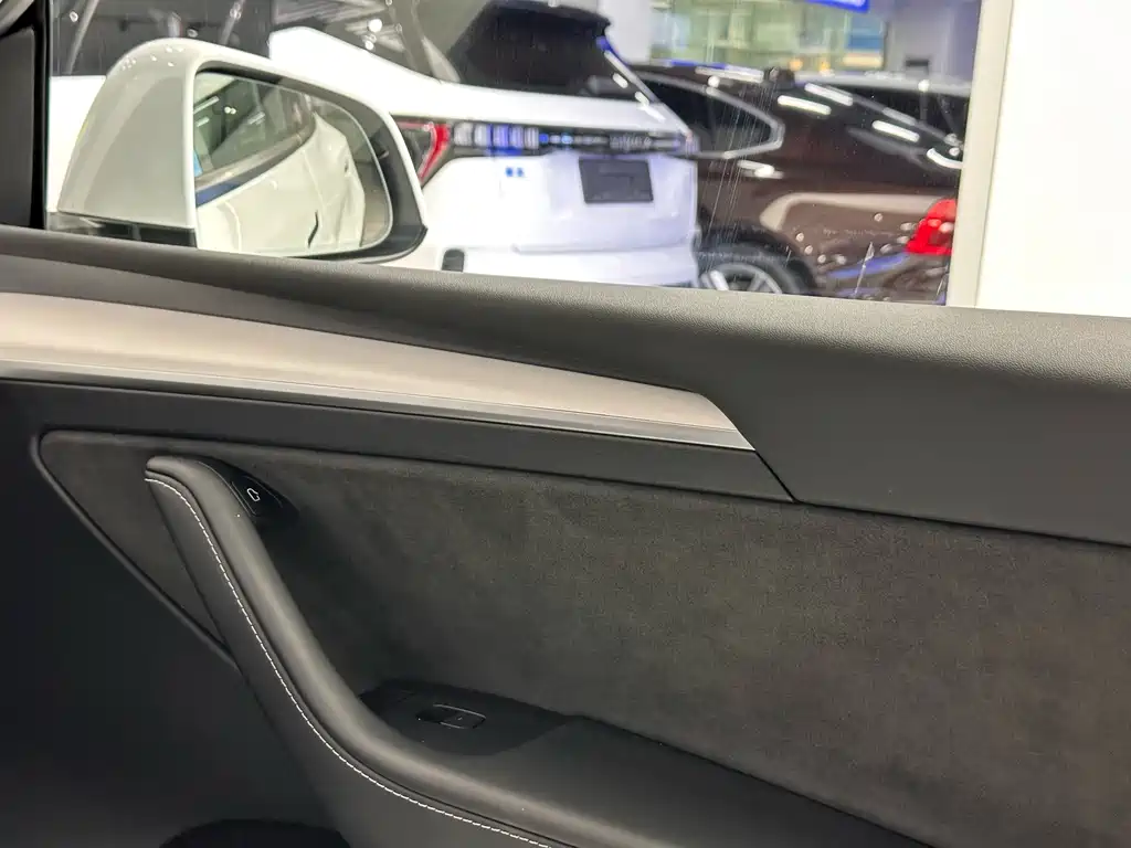 Tesla Model Y — миниатюра 16